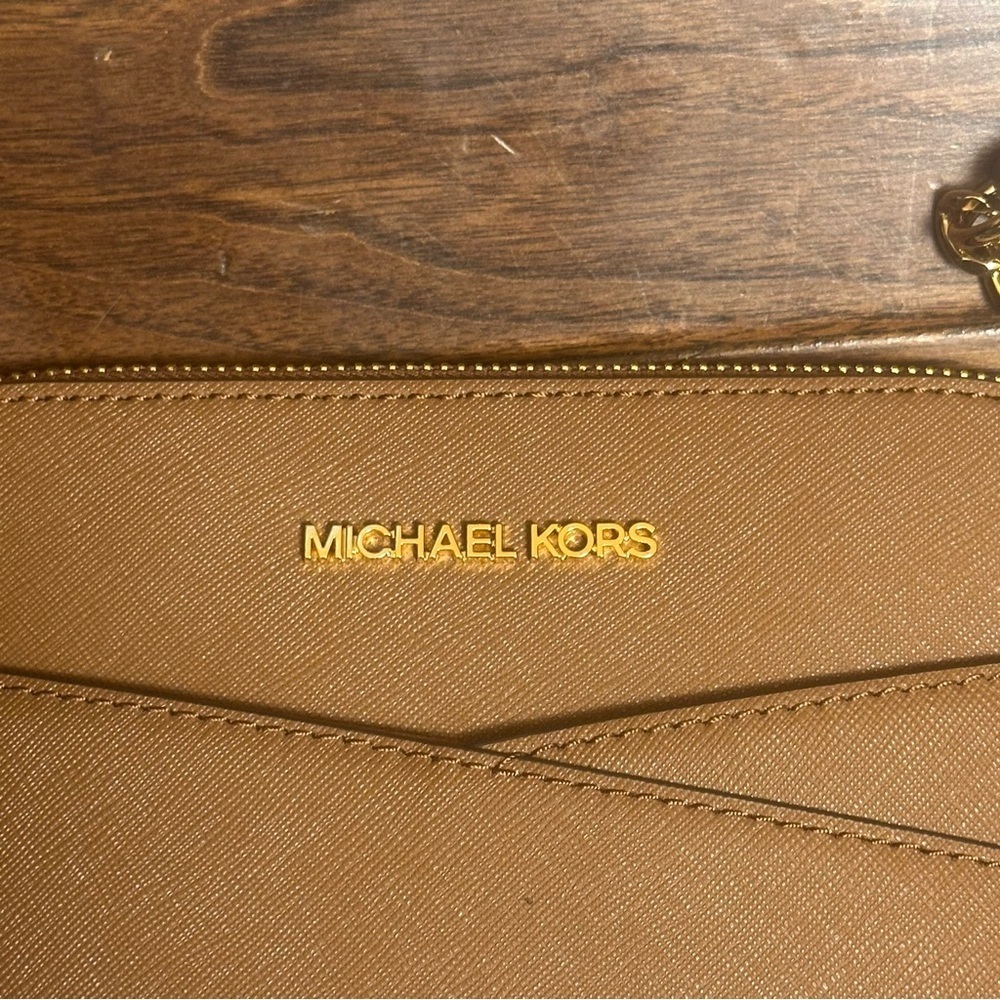 Michael Kors Jet Set Travel Medium Dome Crossbody Bag Purse Luggage Brown NWT - Picture 3 of 15